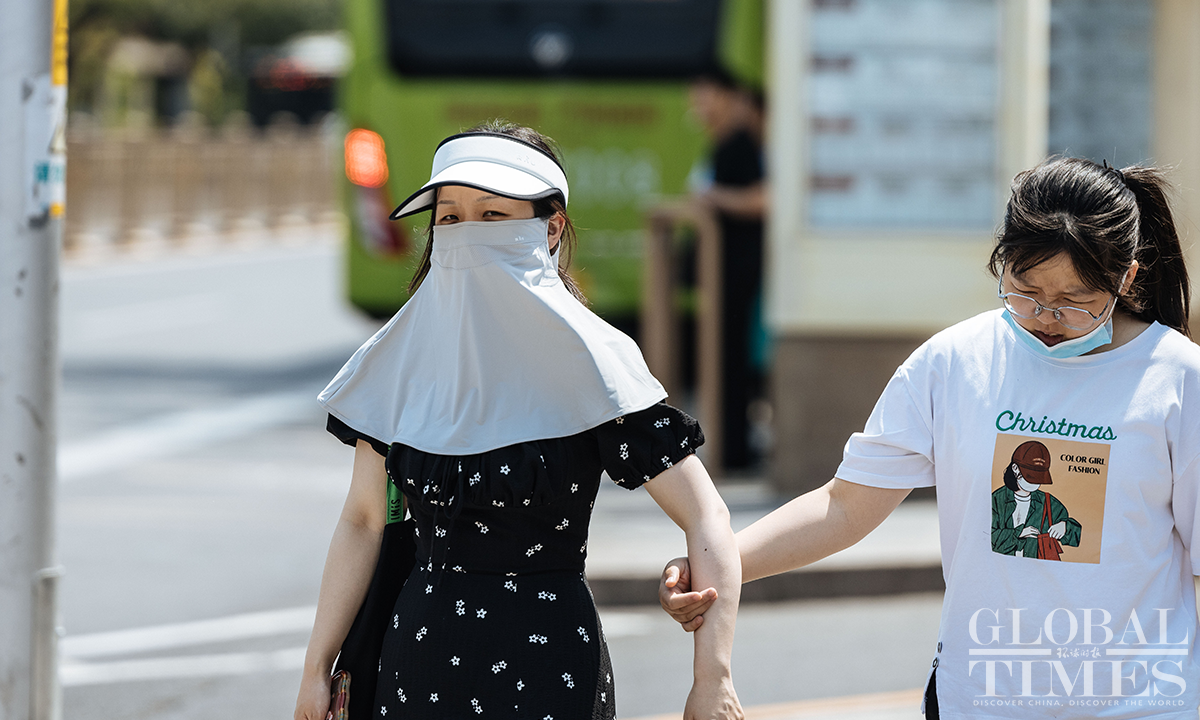 Beijing residents cope with high temperatures - Global Times