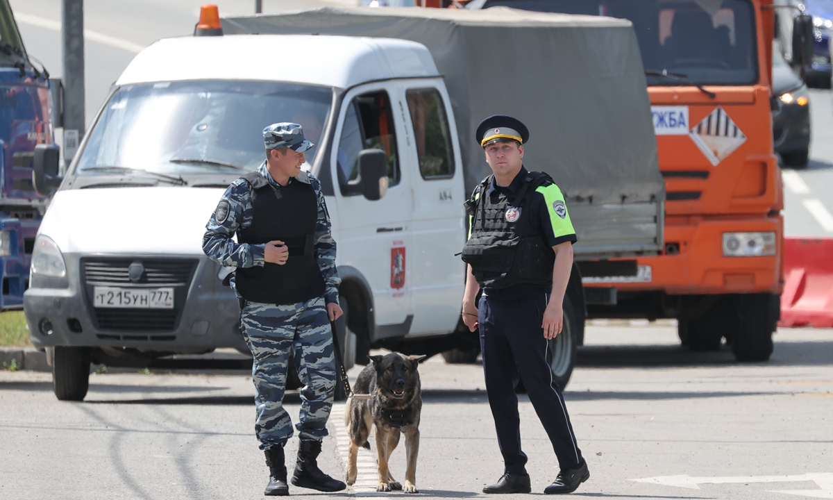 A police officer with a service dog and a traffic police officer patrol a street in Moscow on June 25, 2023. A counter-terrorist operation regime is still in force in Moscow city, after the Wagner private military group was accused of trying to organize an armed rebellion.Photo:VCG
