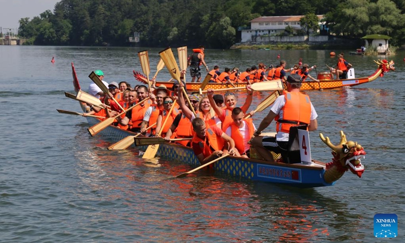 People row dragon boats at a dragon boat cultural festival in Sofia, Bulgaria, June 24, 2023. Bulgaria's first dragon boat cultural festival kicked off at Pancharevo Lake in the capital city of Sofia on Saturday. (Xinhua/Lin Hao)