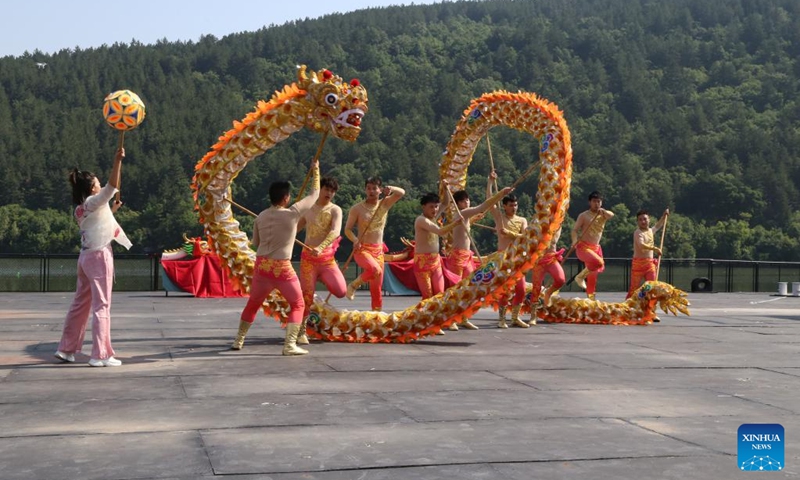 Actors perform dragon dance at a dragon boat cultural festival in Sofia, Bulgaria, June 24, 2023. Bulgaria's first dragon boat cultural festival kicked off at Pancharevo Lake in the capital city of Sofia on Saturday. (Xinhua/Lin Hao)