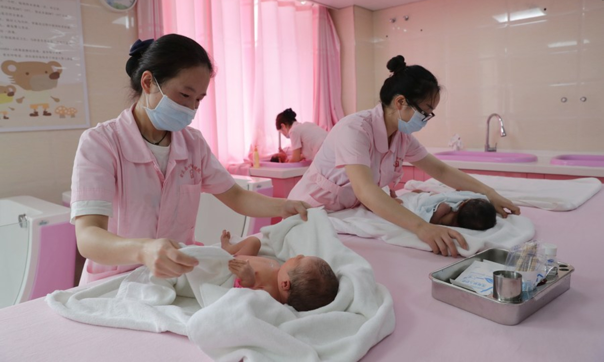 Nurses take care of newborn babies at a hospital in Zunyi, southwest China's Guizhou Province. Photo:Xinhua