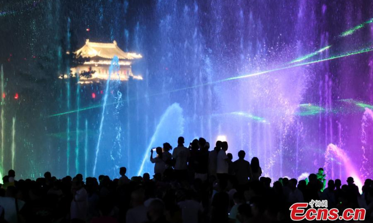 People beat the summer heat at night around a musical fountain in Datong, north China's Shanxi Province, June 29, 2023. Photo:Xinhua