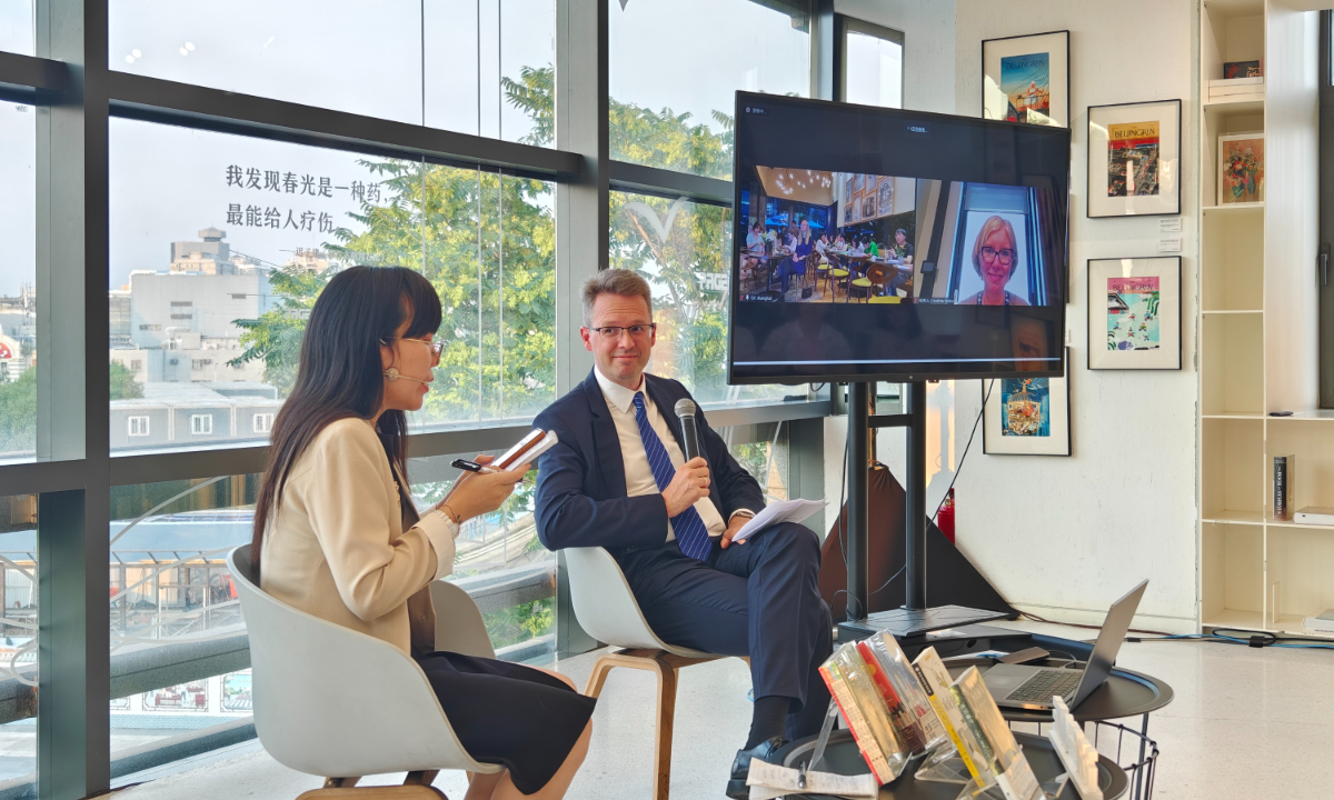 Minister Counsellor of the Norwegian Embassy Tom Knappskog (right) attends the Norwegian Literature Night on June 28. Photo: Courtesy of Norwegian Embassy in Beijing