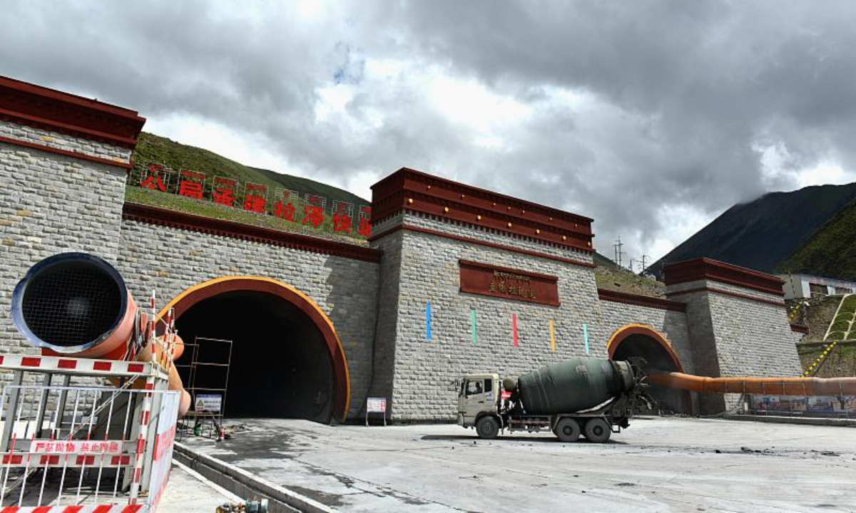 Longest ultrahighaltitude highway tunnel is dug in Southwest China’s