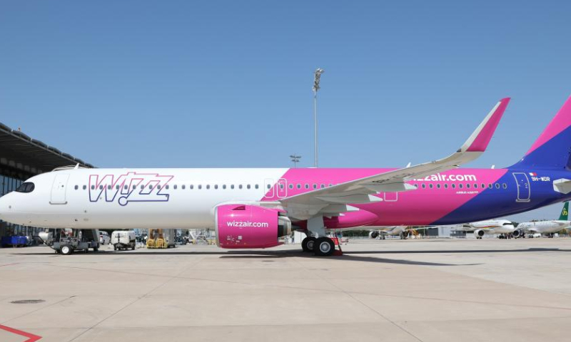 This photo taken on June 27, 2023 shows the A321neo aircraft delivered to Hungary's Wizz Air in north China's Tianjin. Airbus has, for the first time, delivered an aircraft assembled in north China's Tianjin Municipality to a European client.

Hungary's Wizz Air, the largest Central and Eastern European low-cost carrier, took delivery of its first A321neo aircraft assembled in Airbus' Final Assembly Line (FAL Asia) at an event in Tianjin on Tuesday. (Xinhua)