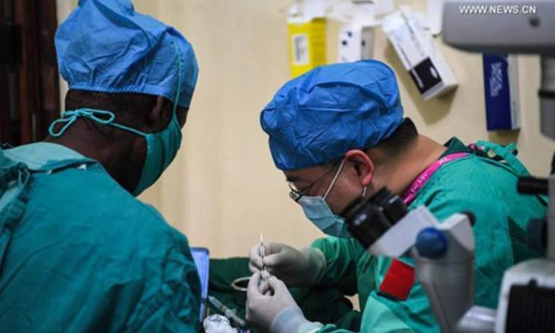 Lin Xiaojun (right), a member of the 29th Chinese medical aid to Zanzibar, and a local doctor conduct a cataract surgery for Issa Khamis Issa in Zanzibar, Tanzania, August 1, 2019. Photo: Xinhua 