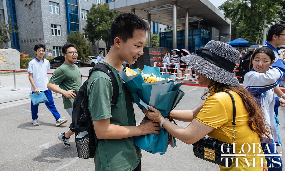 Parents greet students after 2023 senior high school entrance ...