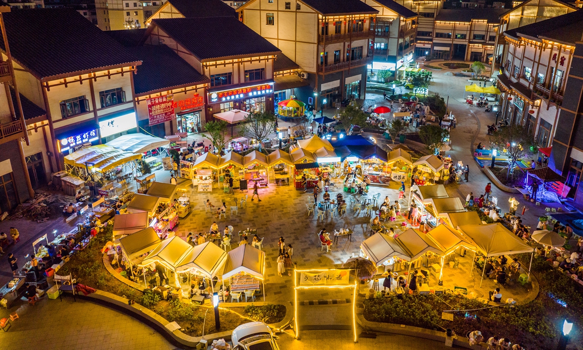 Residents spend quality leisure time at a night market in Bijie, Southwest China's Guizhou Province. As the night-time economy is booming, more than 100 street vendor stalls have been set up. Photo: VCG