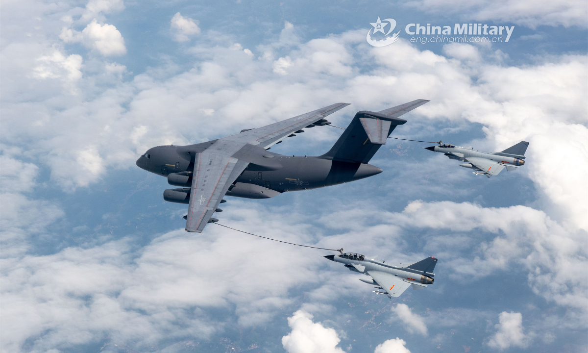 A YY-20 tanker attached to an aviation brigade of the air force under the PLA Southern Theater Command refuels two J-10 fighter jets at the same time during a recent flight training exercise. Photo: China Military