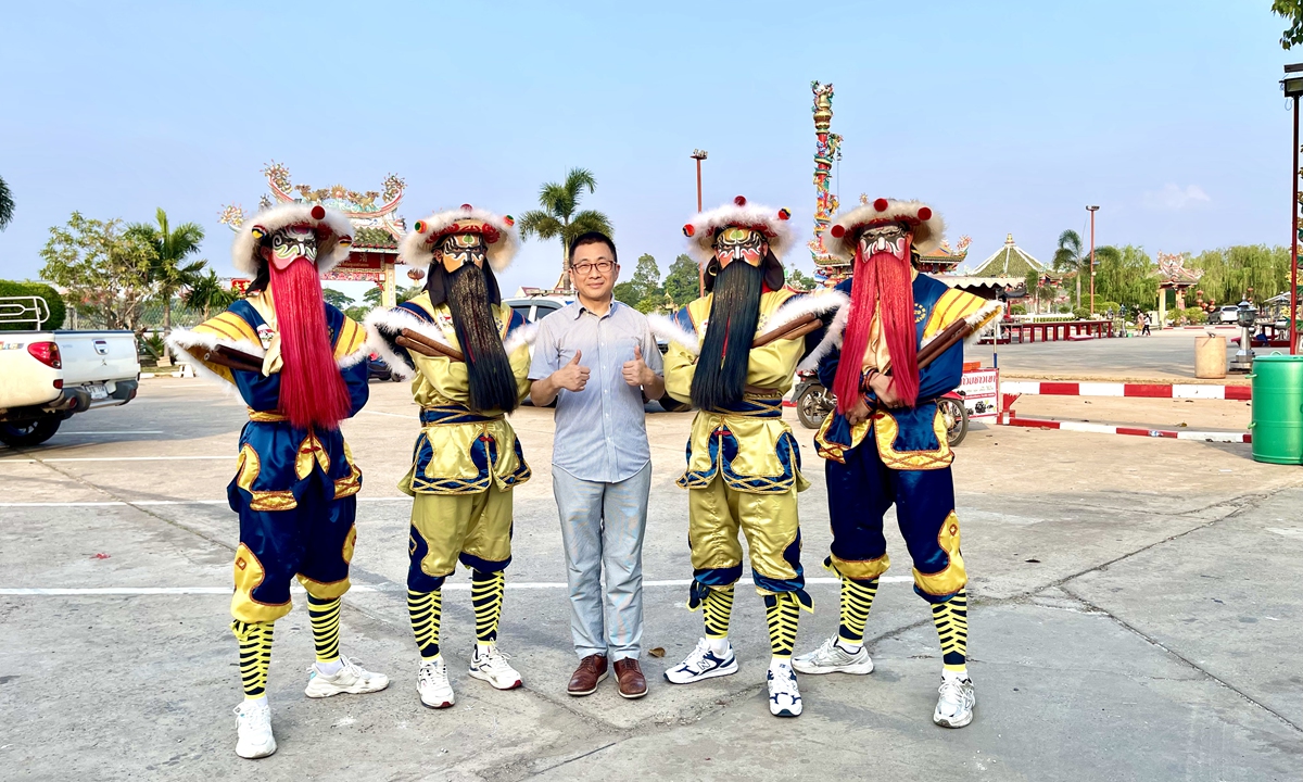 Deng Yao (center) takes a photo with members of the Yingge dance troupe from the Thai city of Udon Thani. Photo: Courtesy of Deng Yao