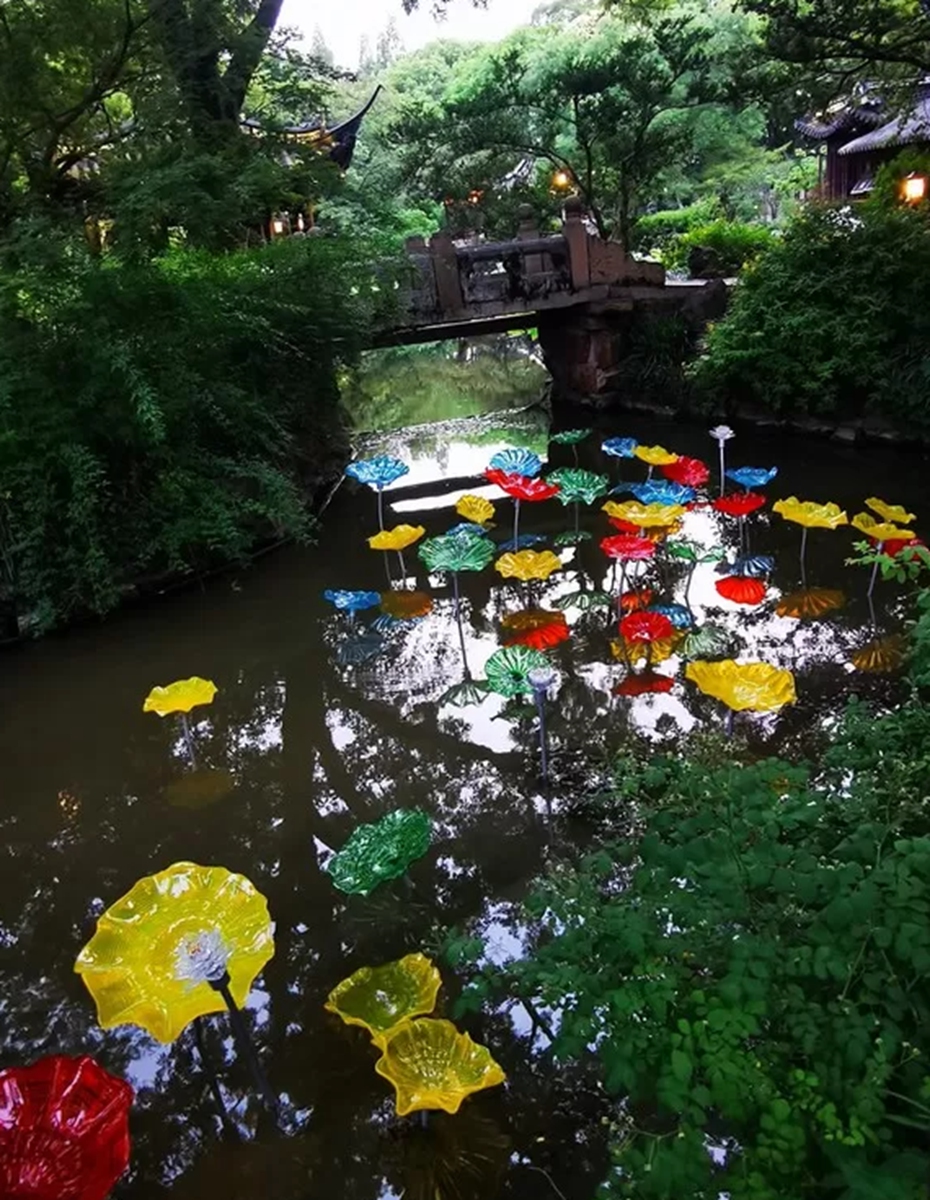 Lotus artworks made from glass at the exhibition Photo: Courtesy of Shanghai Art & Design Academy