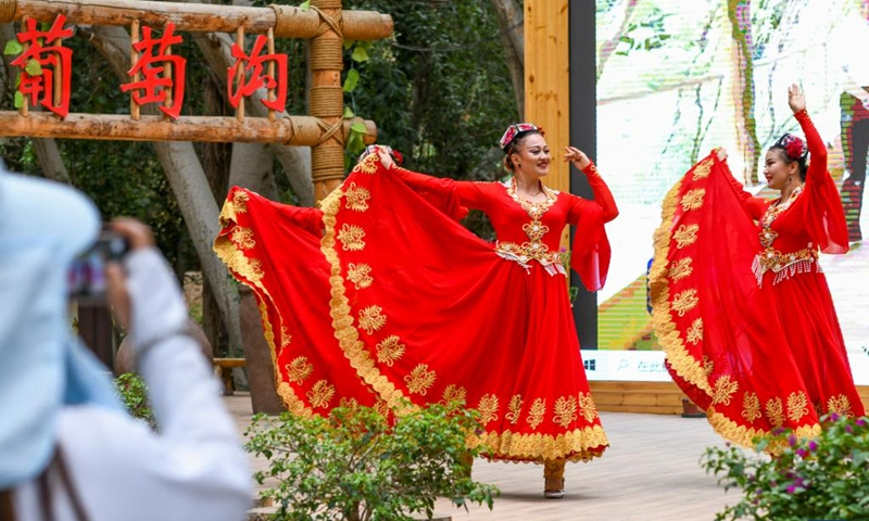 A performance is staged at the Grape Valley scenic area in Turpan, northwest China's Xinjiang Uygur Autonomous Region, June 26, 2023. The city of Turpan has received 2.53 million tourist visits from June 1 to 28, an increase of nearly 40 percent over the same period in 2022. (Photo: Xinhua)