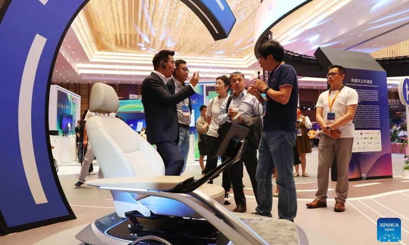 People visit the 2023 Amazon Cloud Technology China Summit in Shanghai, east China, June 28, 2023.The 2-day summit concluded here on Wednesday, showcasing advanced technologies including VR, AI and cloud computing. (Photo: Xinhua)