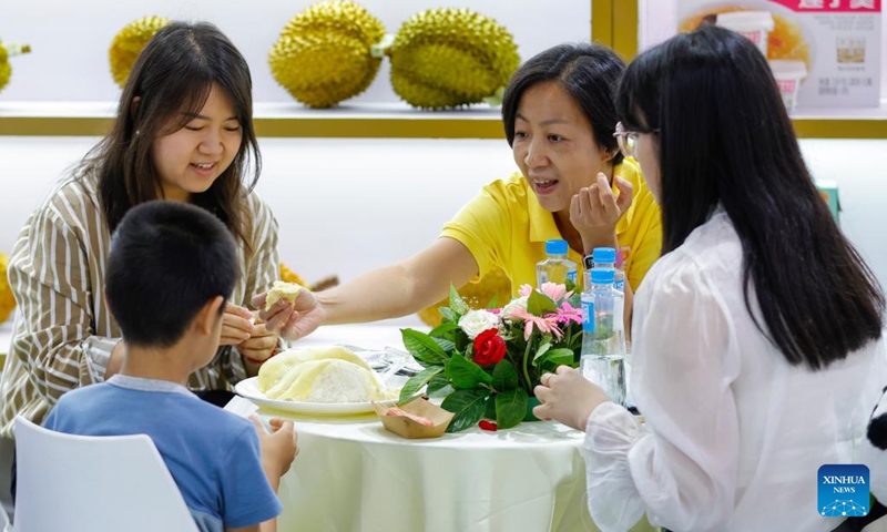 Visitors taste durian at the exhibition booth of CP Group in the Belt and Road International Cooperation Pavilion during the 19th Western China International Fair (WCIF) in Chengdu, southwest China's Sichuan Province, June 29, 2023. Kicking off here on Thursday, the five-day fair attracts more than 3,500 enterprises from 56 countries and regions.(Photo: Xinhua)