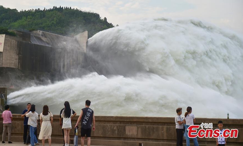 Tourists water water gushing out from the Xiaolangdi Reservoir on the Yellow River in Luoyang, central China's Henan Province, July 1, 2023. (Photo provided to China News Service)
The water conservancy project discharges water to maintain a proper water level on Saturday.