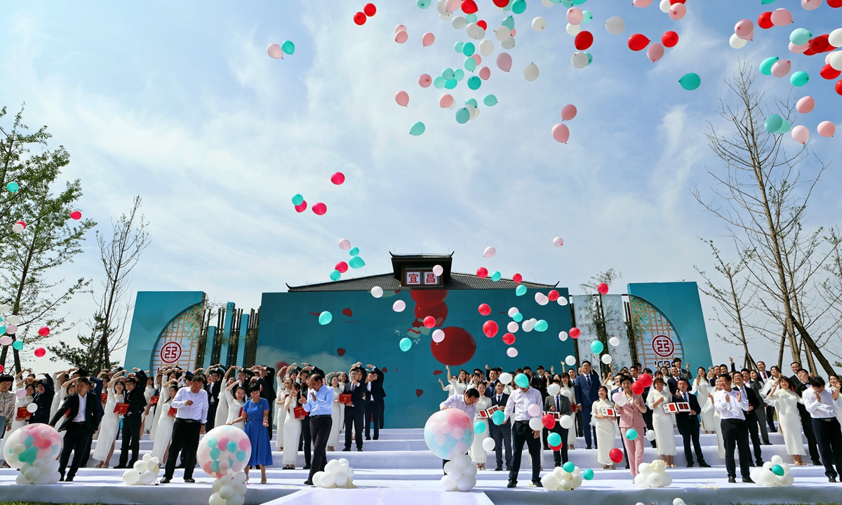 More than 100 couples hold a group wedding and jointly welcome the 