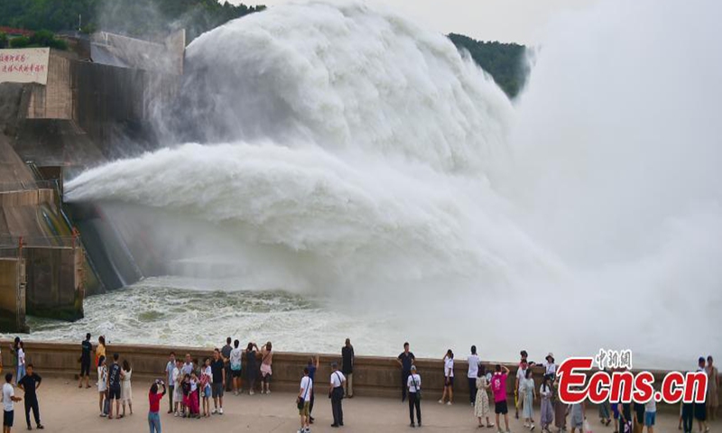 Tourists water water gushing out from the Xiaolangdi Reservoir on the Yellow River in Luoyang, central China's Henan Province, July 1, 2023. (Photo provided to China News Service)