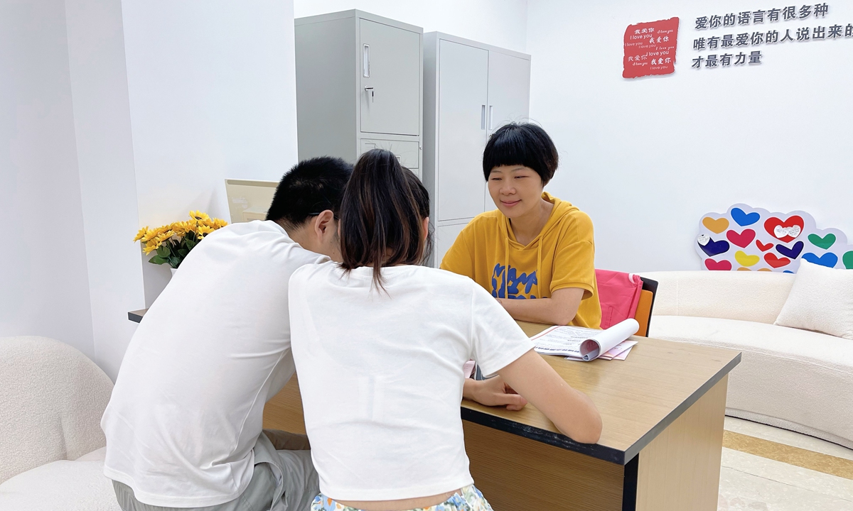 Some newlyweds in Anji county, Huzhou, in East China's Zhejiang Province, are issued with volunteer certificates in curbing outdated, corrupt wedding customs. (Photo: Courtesy of Anji Social Organization Service Center)