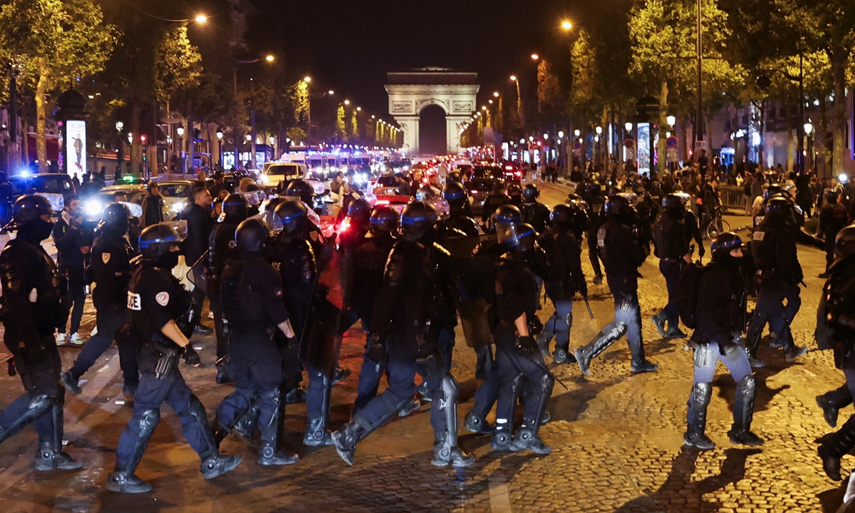 Violence continued in France for four days on July 2, 2023 after a police officer shot dead a 17-year-old teen in Nanterre, western Paris suburbs. Photo: IC