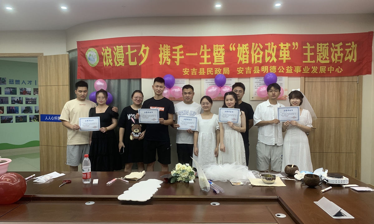 Some newlyweds in Anji county, Huzhou, in East China's Zhejiang Province, are issued with volunteer certificates in curbing outdated, corrupt wedding customs. (Photo: Courtesy of Anji Social Organization Service Center)