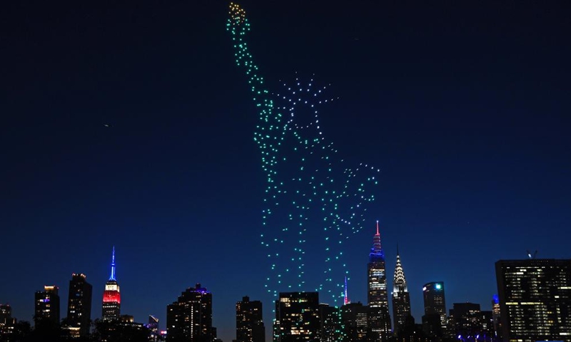 Drones form a pattern of the Statue of Liberty with the Manhattan skyline in the background to celebrate the U.S. Independence Day in New York, the United States, on July 4, 2023(Photo: Xinhua)