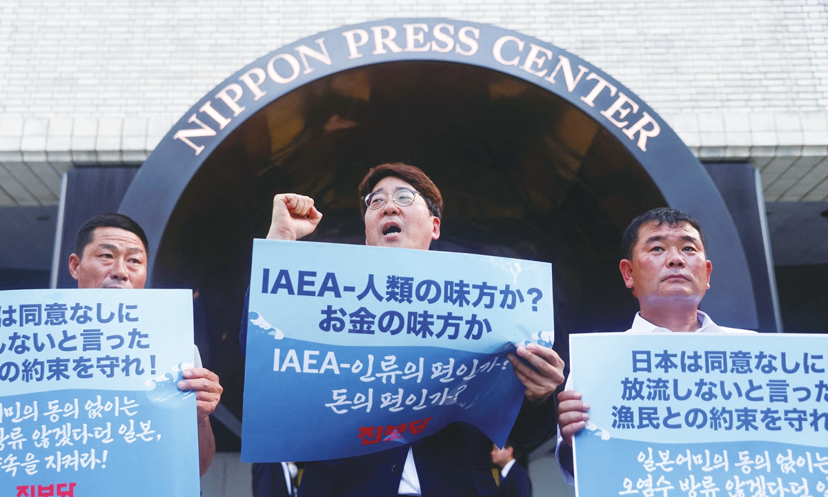 A South Korean politician and fishermen protest to denounce the potential release of nuclear-contaminated water from Japan's Fukushima nuclear plant, ahead of a news conference by International Atomic Energy Agency (IAEA) chief Rafael Grossi (not pictured) outside the Nippon Press Center building in Tokyo, Japan July 4, 2023. Photo: IC