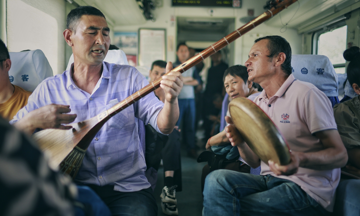 Passengers sing together on the train from Shache to Kashi in Northwest China's Uygur Autonomous Region on May 15. Photo: Li Hao/GT