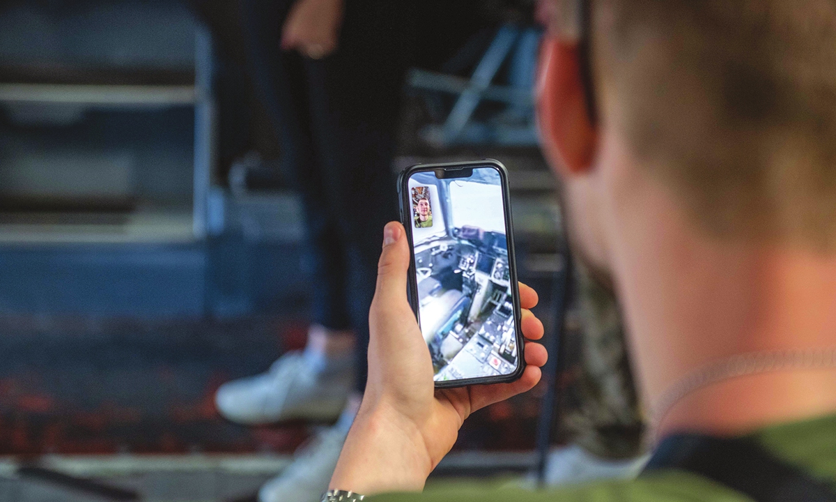 A Ukrainian soldier looks on via Facetime as an airman gives him a tour of a C-17 Globemaster III flight deck at Joint Base Charleston, South Carolina on February 22, 2023. Photo: VCG