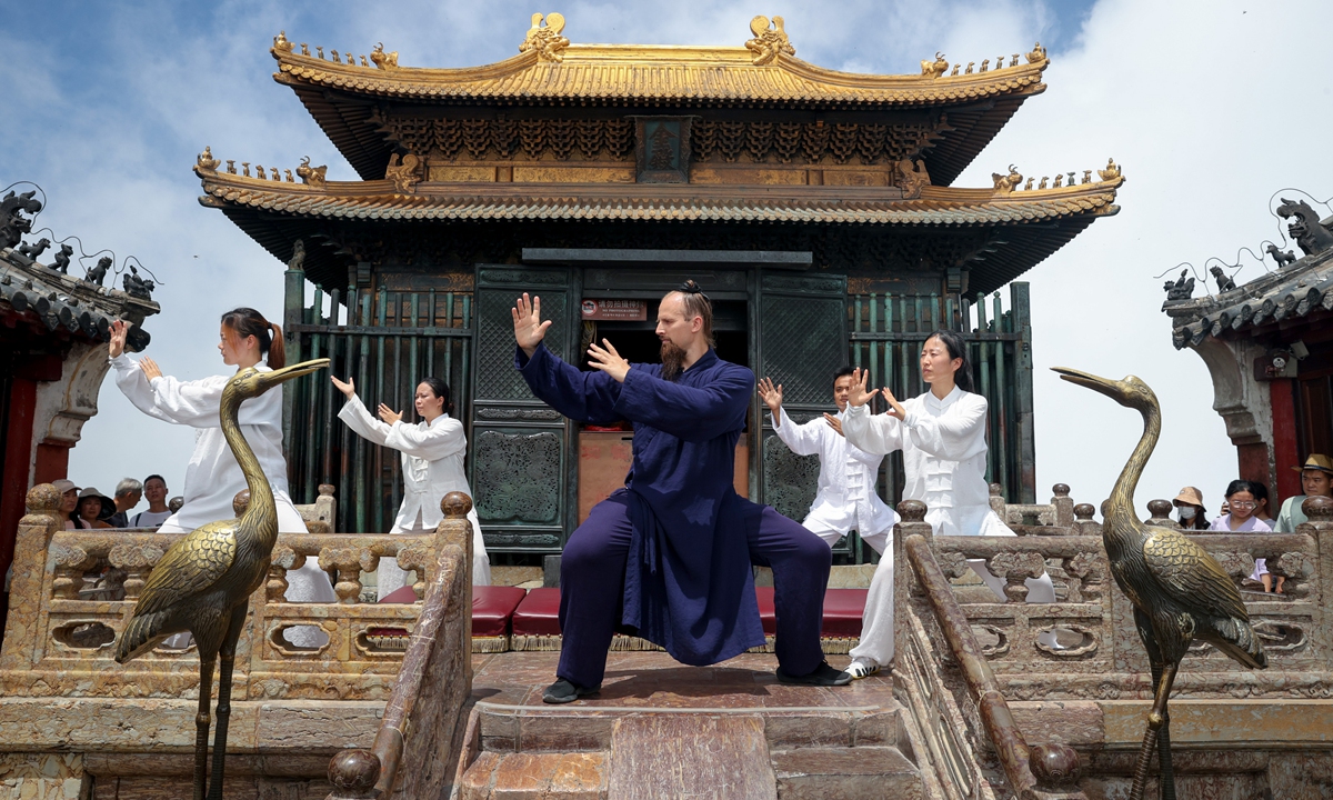 Jake Lee Pinnick (center) and practices Wudang Sword with his disciples in Wudang Mountains, Central China's Hubei Province on June 22, 2022. Photo: VCG