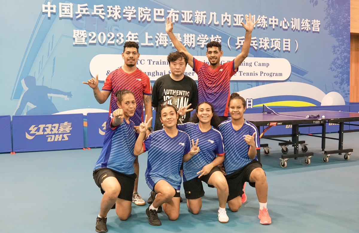 Papua New Guinean ping-pong players pose with their Chinese coach Feng Zhe (second row, center) on July 2, 2023. Photo: Lu Ting/Global Times 