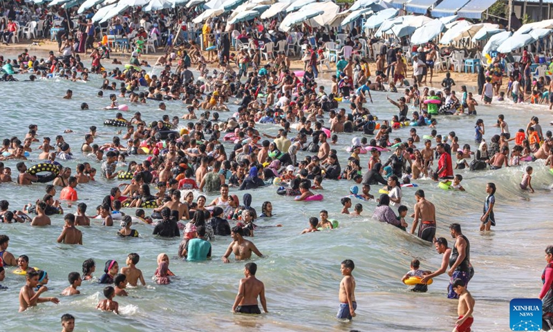 People cool off at a beach of the Mediterranean sea during a heatwave in Alexandria, Egypt, on July 6, 2023.(Photo: Xinhua)