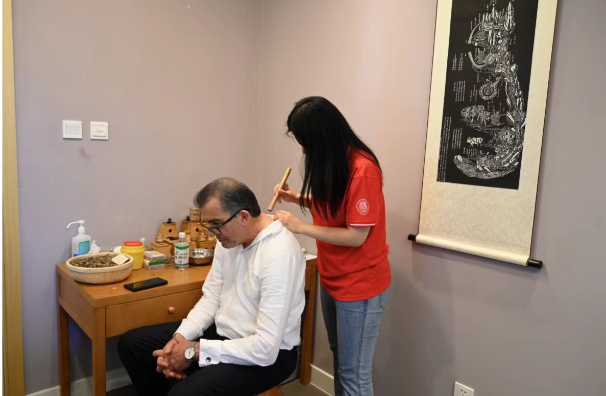 Diplomats in China experience moxibustion treatment. Photo: Courtesy of the Foreign Affairs Office of the Beijing municipal government