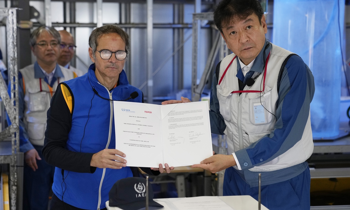 IAEA director general Rafael Mariano Grossi (left) and TEPCO president Tomoaki Kobayakawa sign an agreement to cooperate on information exchange concerning marine life in Okuma, northeastern Japan, on July 5, 2023.Photo:VCG