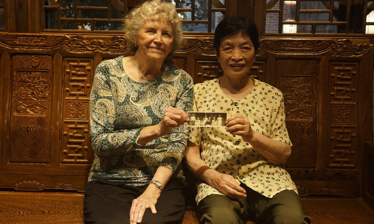 On June 24, 2023, Gail Harris and Li Yiying sit next to each other after their reunion, holding an old photo of the two of them as babies sitting on their parents' laps. Photo:Lin Yinan
