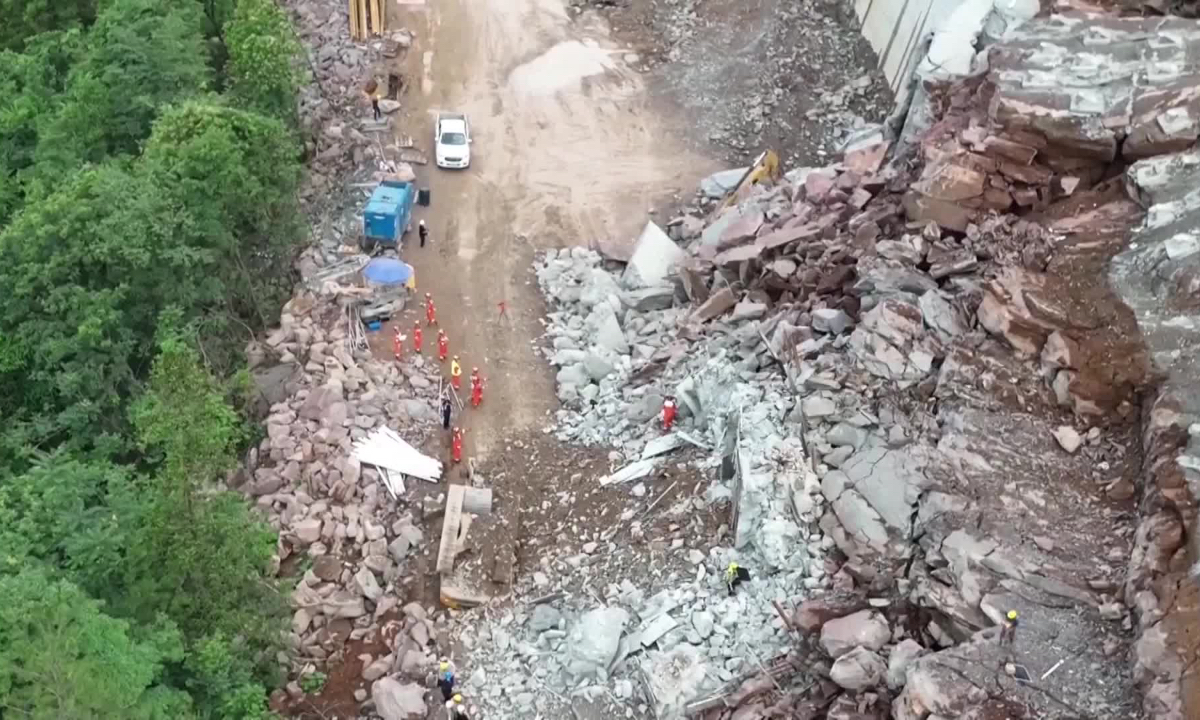 Two homes collapsed in landslide along the Tennessee River | WHNT.com