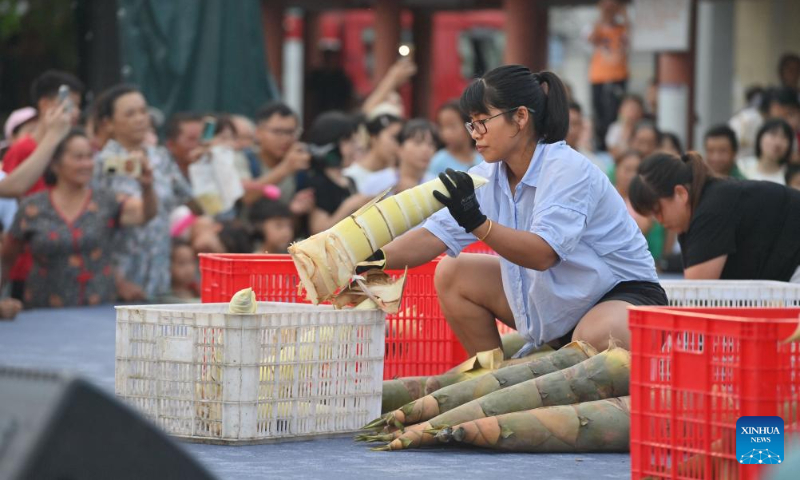 A farmer takes part in a bamboo shoot peeling contest in Liucheng County of Liuzhou City, south China's Guangxi Zhuang Autonomous Region, July 21, 2023. (Xinhua/Huang Xiaobang)