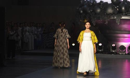 Fashion show held on sidelines of Xinjiang int'l dance festival ...