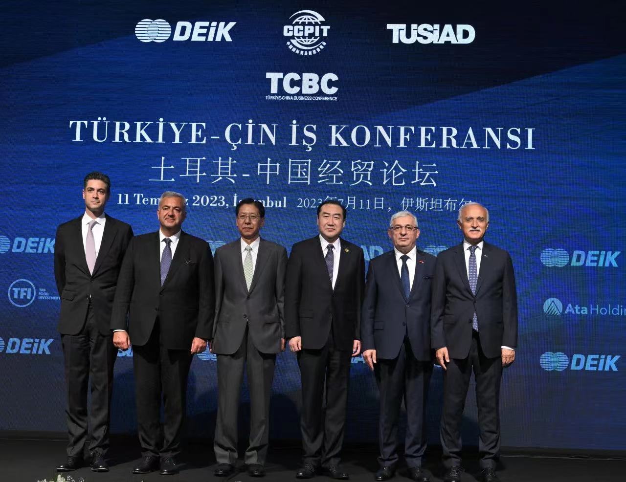 Chinese Ambassador to Turkey Liu Shaobin (third left), vice chairman of China Council for the Promotion of International Trade (CCPIT) Zhang Shaogang (third right) and Turkish Ambassador to China, Ismail Hakki Musa (second right) Photo: Courtesy of the Turkish Embassy in Beijing