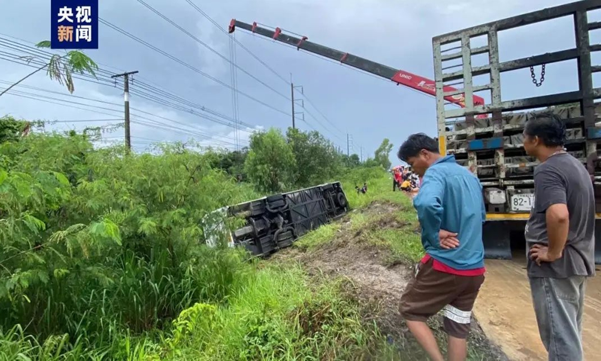 A bus carrying 24 Chinese tourists overturned on Sunday afternoon while traveling from Rayong Province to Pattaya in Thailand due to heavy rainfall and slippery conditions. The passengers were injured, and have been transferred to hospital. Photo: CCTV