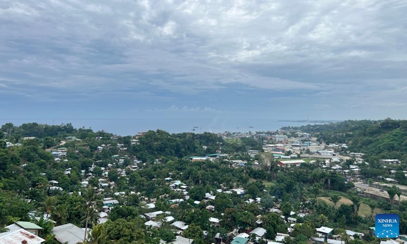 Cette photo prise avec un téléphone portable le 2 juillet 2023 montre le paysage de Honiara, capitale des îles Salomon. Situées au sud-ouest de l’océan Pacifique, les îles Salomon comptent plus de 900 îles de différentes tailles. (Photo : Xinhua)