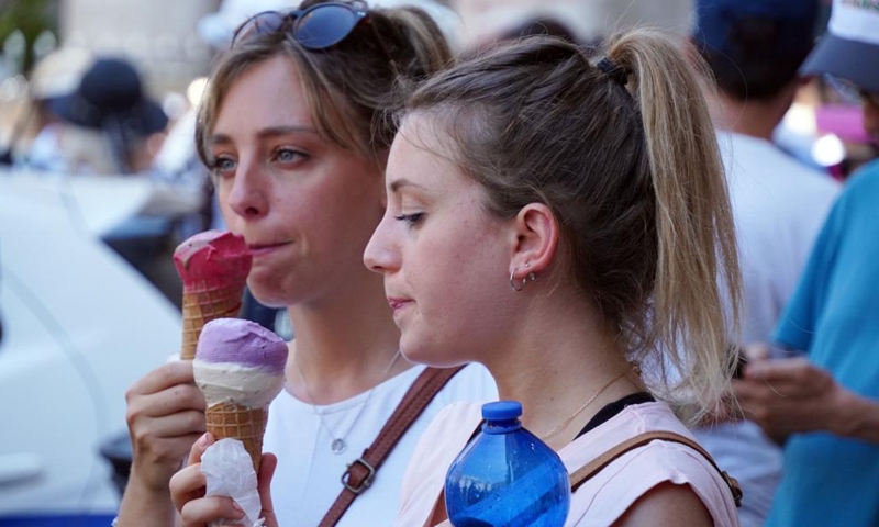People eat ice creams amid a heatwave in Rome, Italy, on July 10, 2023. Rome and other cities across Italy were put on red alert on Monday as the country was bracing for an intense heatwave that meteorologists said was likely to break records(Photo: Xinhua)