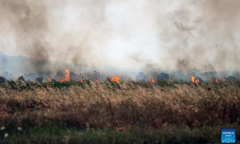 Photo taken on July 10, 2023 shows smoke and fire in Izmir, Türkiye. People residing in summer houses around Türkiye's Aliaga district in western Izmir province are being evacuated by land and sea after a fire broke out early Monday, the state-run TRT broadcaster reported.(Photo: Xinhua)