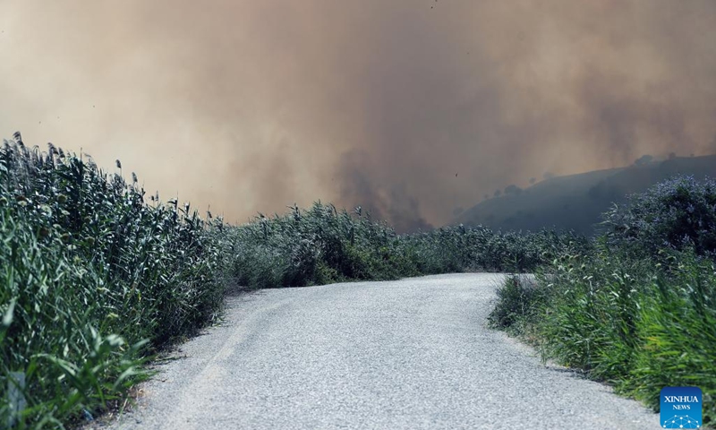 Photo taken on July 10, 2023 shows smoke in Izmir, Türkiye. People residing in summer houses around Türkiye's Aliaga district in western Izmir province are being evacuated by land and sea after a fire broke out early Monday, the state-run TRT broadcaster reported.(Photo: Xinhua)