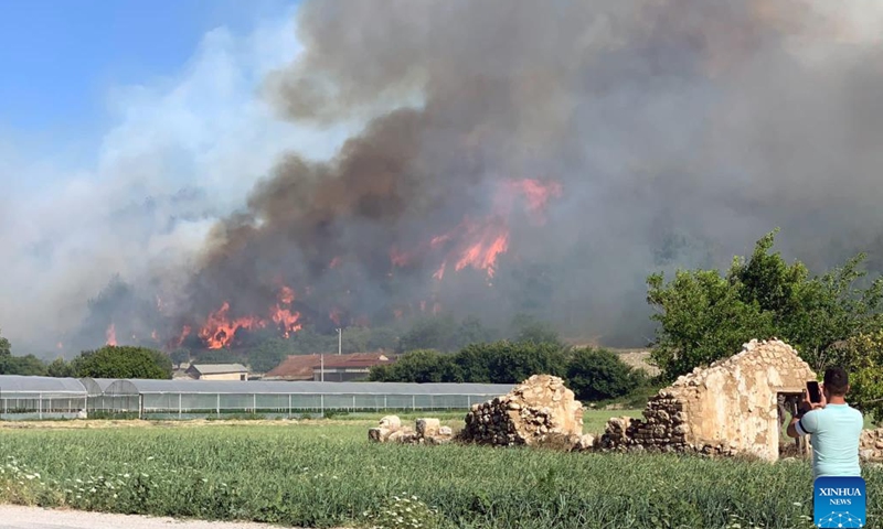 Photo taken on July 10, 2023 shows smoke and fire in Izmir, Türkiye. People residing in summer houses around Türkiye's Aliaga district in western Izmir province are being evacuated by land and sea after a fire broke out early Monday, the state-run TRT broadcaster reported.(Photo: Xinhua)
