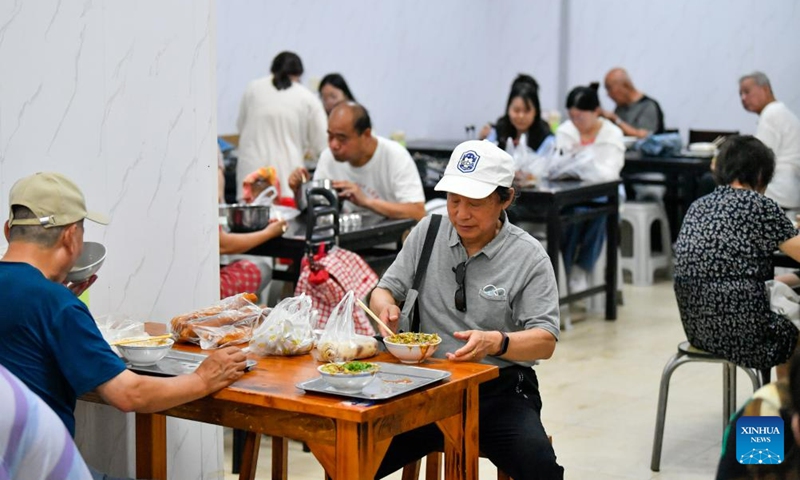 People have breakfast at a breakfast shop in the Northwest Corner of Tianjin, north China, July 10, 2023. The Northwest Corner is named due to its location in the northwest corner of the old city of Tianjin. In the morning, many tourists who speak various dialects drag their suitcases here to have breakfasts with Tianjin characteristics.(Photo: Xinhua)