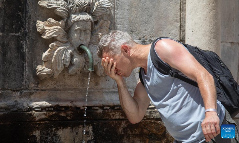 A tourist cools himself off in Dubrovnik, Croatia, July 12, 2023.(Photo: Xinhua)