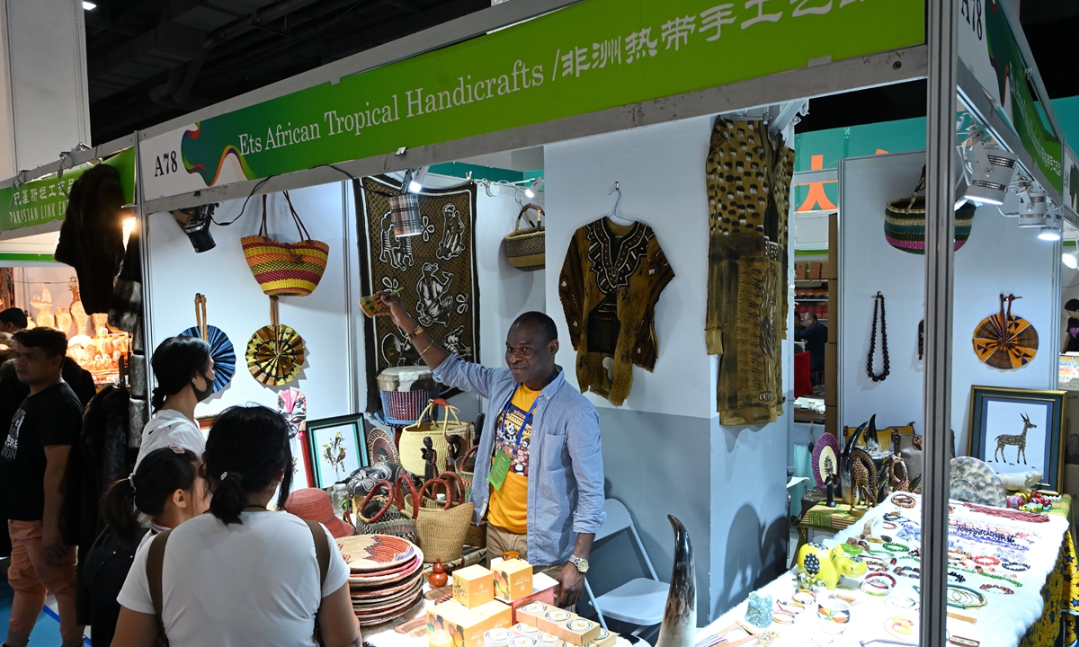 An African exhibitor showcases handicrafts to visitors at the 7th Inner Mongolia Autonomous Region Cultural Industry Expo Fair in Hohhot,<strong>www888slot</strong> North China's Inner Mongolia Autonomous Region, on July 13, 2023. The five-day event has attracted exhibitors from many countries and regions, including Poland, India, Ghana, Thailand, Turkey and Pakistan. Photo: VCG

