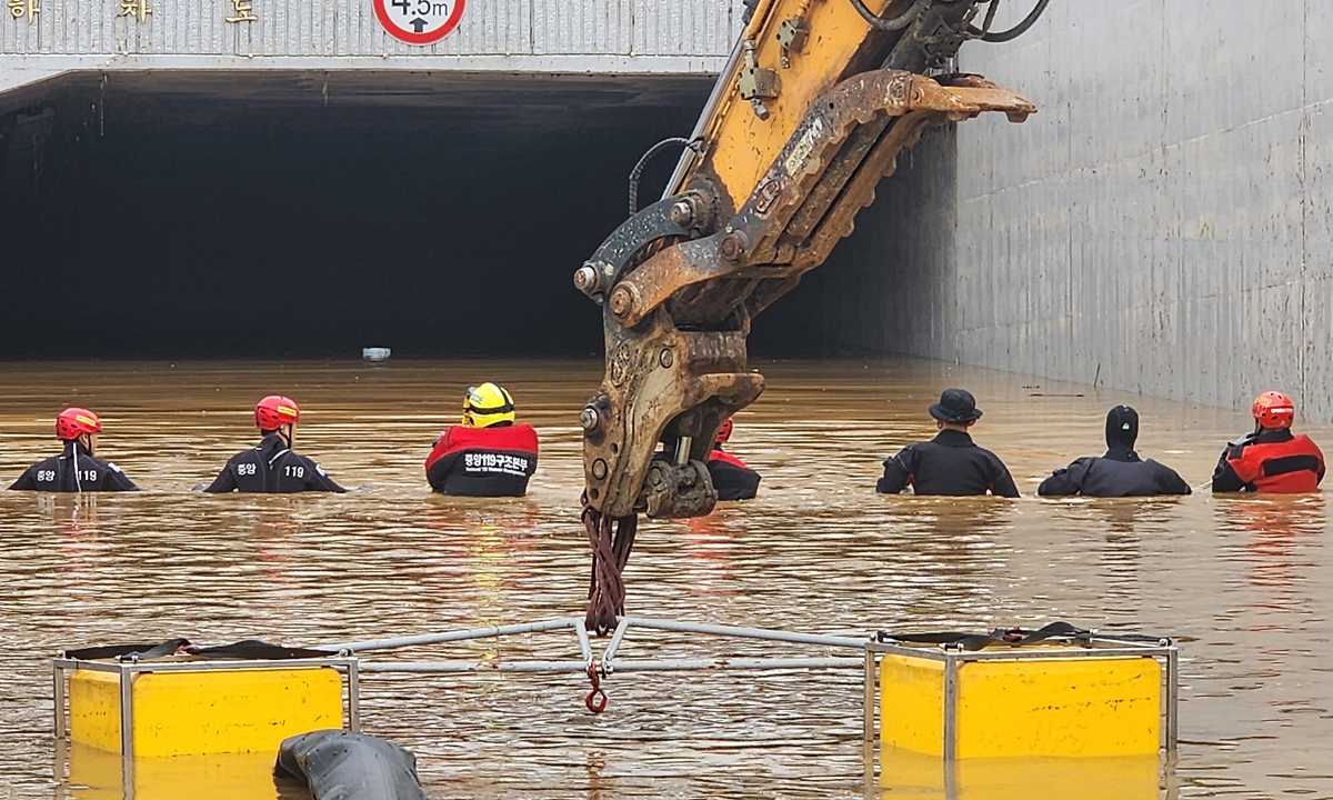 South Korean rescue workers search for missing people along a road submerged by floodwaters leading to an underground tunnel in flood waters after heavy rains on July 16, 2023 in Cheongju, South Korea. Flooding and landslides caused by heavy rains have killed at least 35 people nationwide and left more than 10 people missing while thousands evacuated their homes due to rain damage, authorities said. 
Photo: VCG