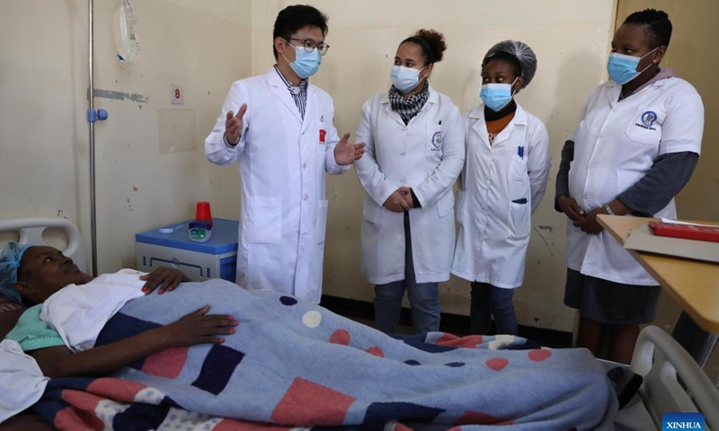 Zhang Hao (L), head of the Chinese medical team and a pancreatic surgeon, instructs local medical students at a ward of the Maputo Central Hospital in Maputo, Mozambique, July 27, 2023. The 24th Chinese medical team dispatched to Mozambique has been providing medical services at the Maputo Central Hospital since October 2022. The Chinese government has been sending medical teams to Mozambique since 1976. (Xinhua/Dong Jianghui)