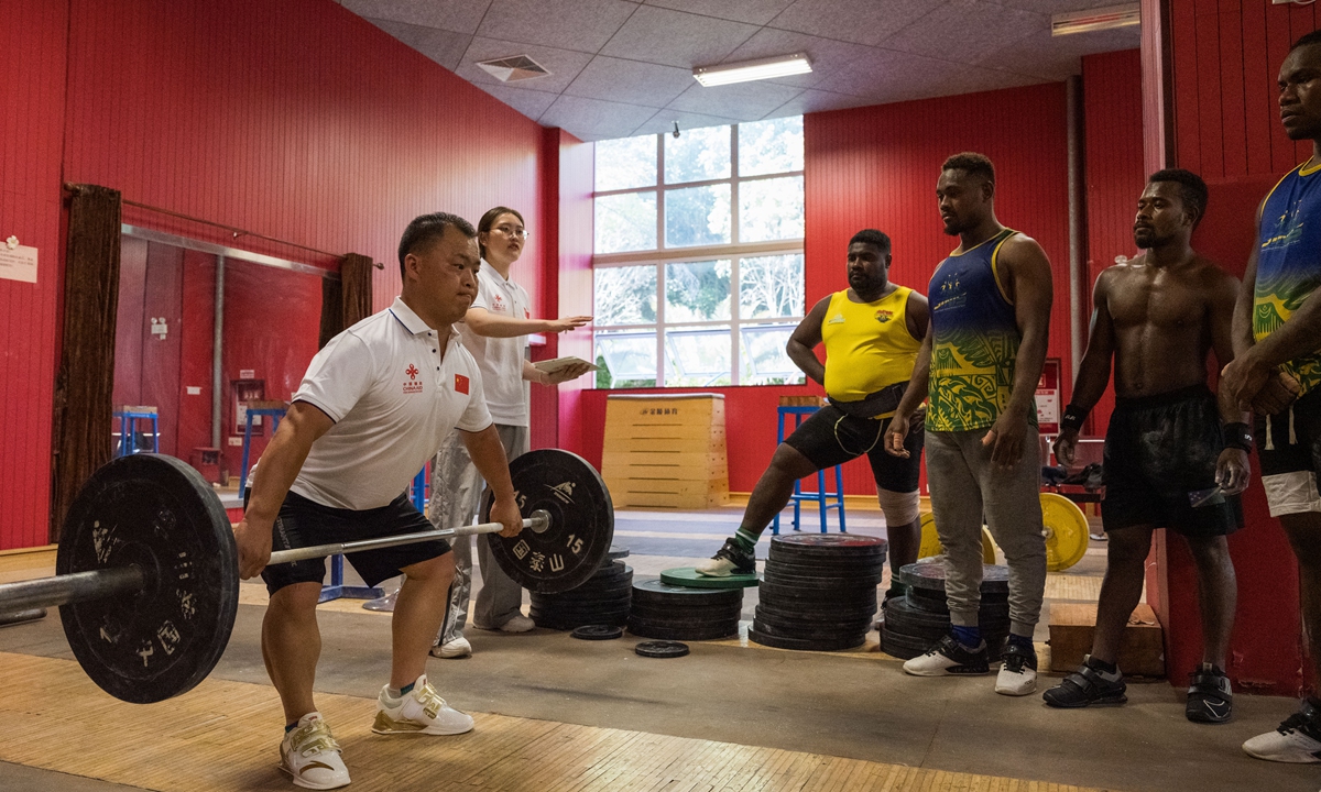 A Chinese weightlifting coach instructs Solomon Islands athletes at a training base in Panzhihua, Southwest China's Sichuan Province on July 16, 2023. Photos: Chen Tao/GT